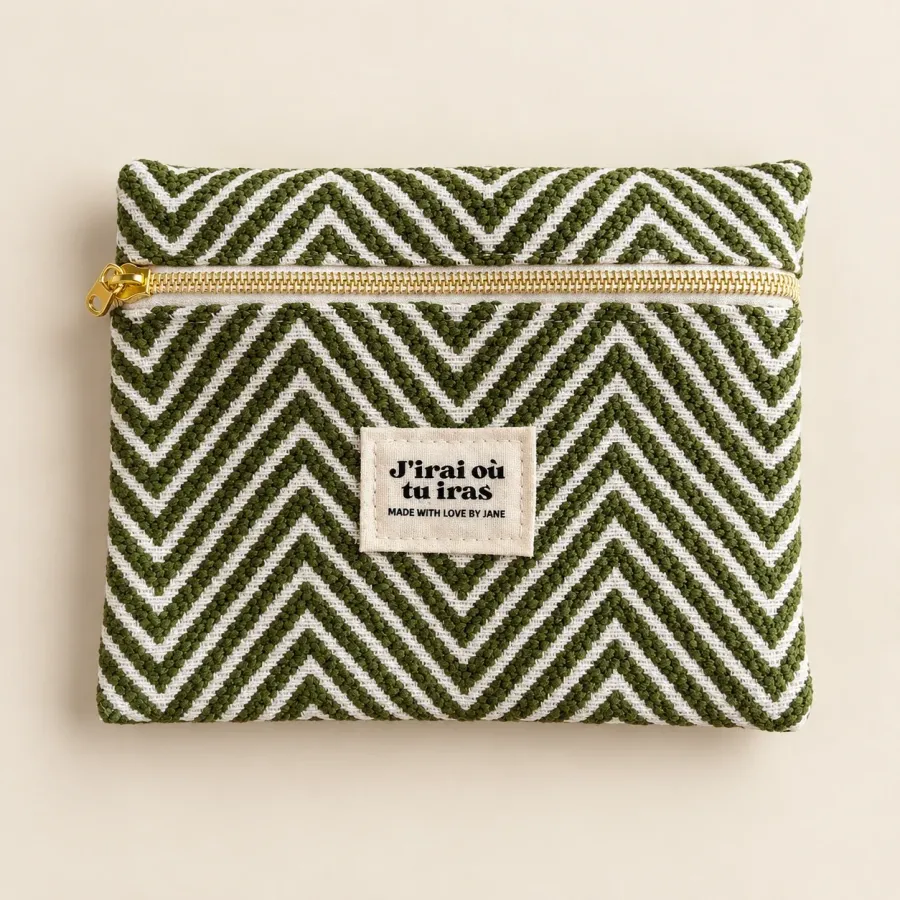 Pochette plate en tissu tissé à chevrons kaki et écru, fermeture dorée, étiquette J’irai où tu iras