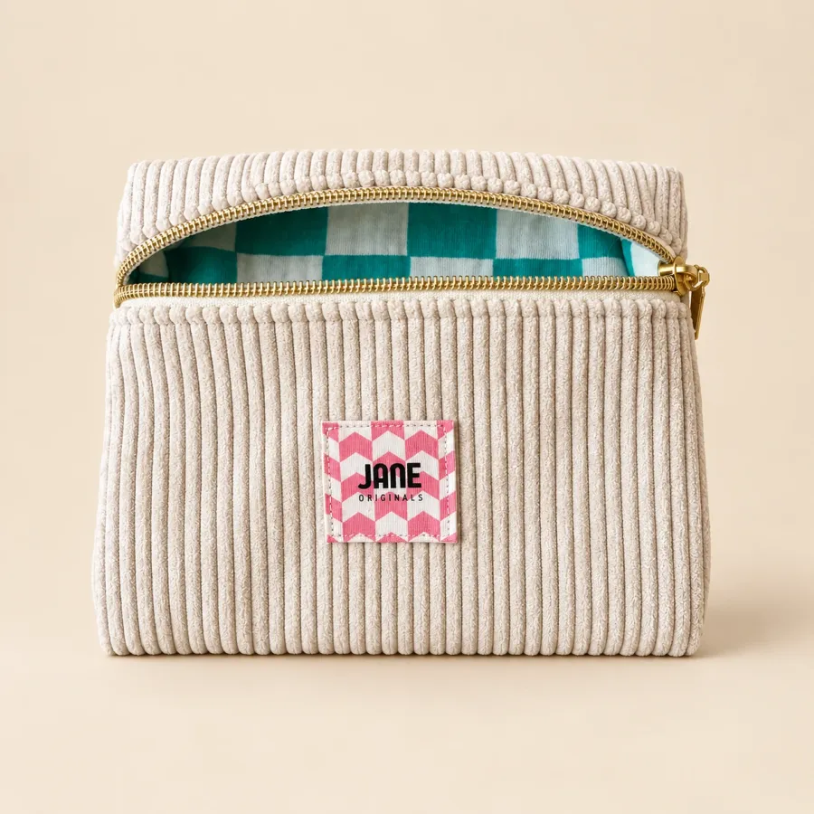 Pochette en velours neige ouverte sur sa doublure à damier turquoise, fermeture dorée, étiquette Jane