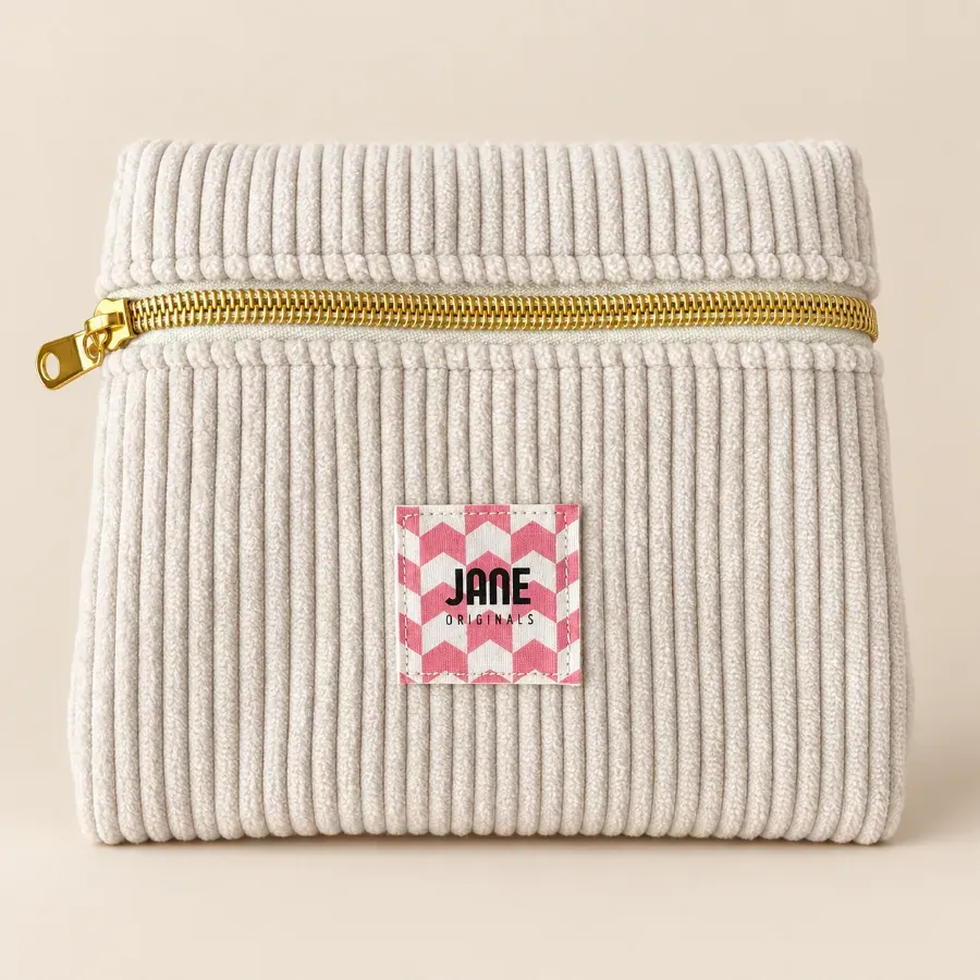 Pochette en velours blanc neige, fermeture dorée, étiquette Jane