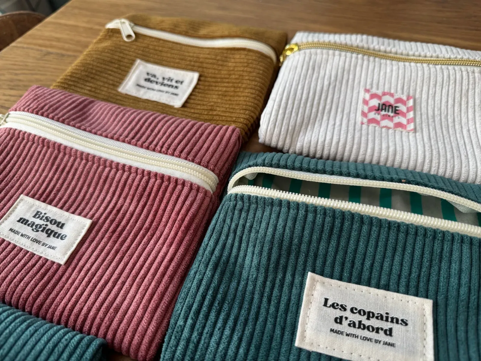 Pochettes en velours ouvertes sur leurs doublures colorées