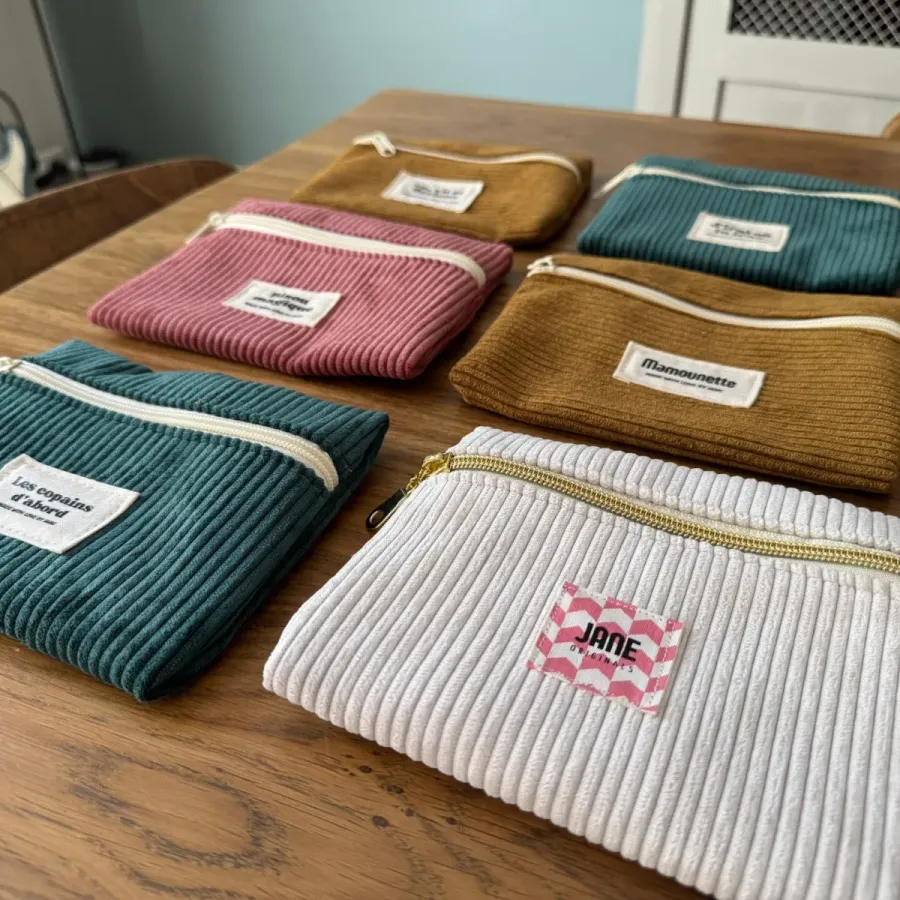 Pochettes en velours de toutes les couleurs posées sur une table