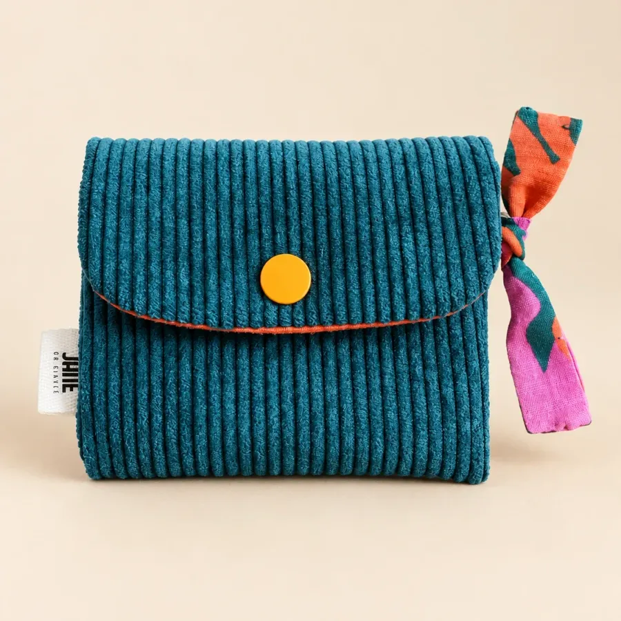 Pochette porte-cartes en velours côtelé bleu canard vue de face, bouton pression jaune moutarde, tirette nouée en tissu orange et rose