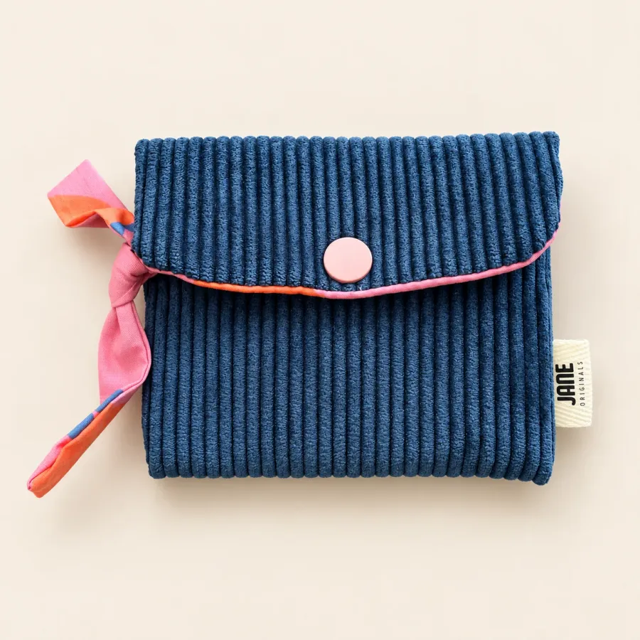 Pochette porte-cartes en velours côtelé bleu roi, bouton pression rose, tirette nouée rose et orange