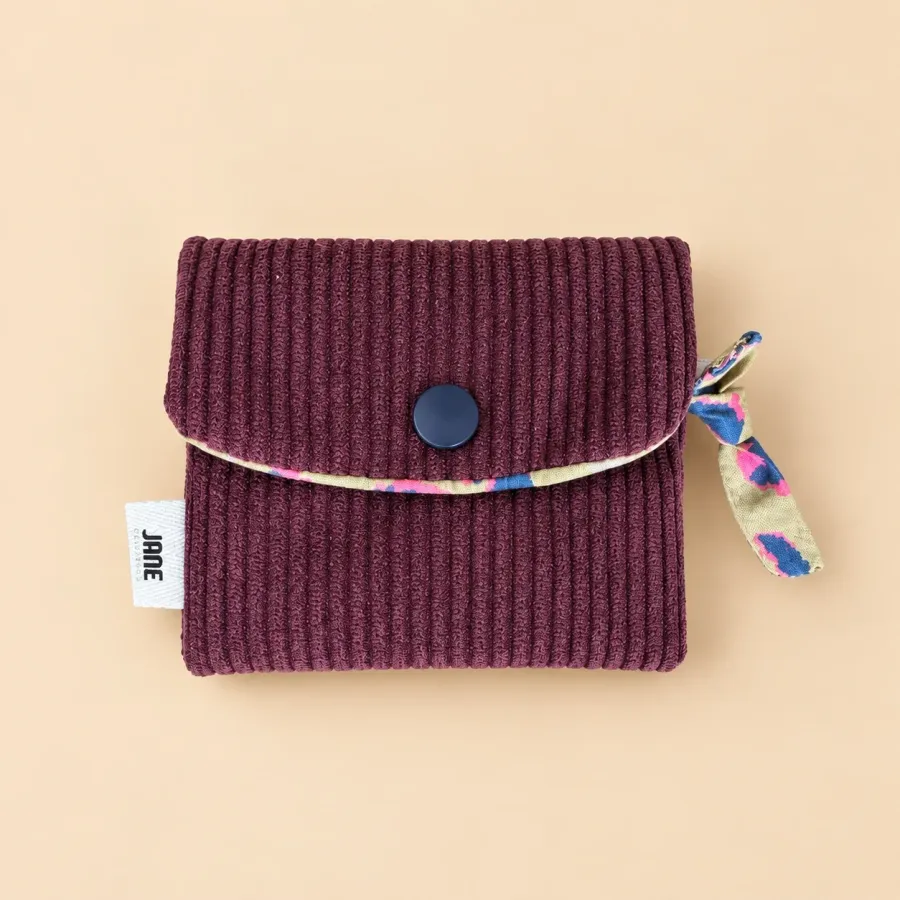 Pochette porte-cartes en velours côtelé bordeaux, bouton pression bleu marine, tirette en tissu léopard