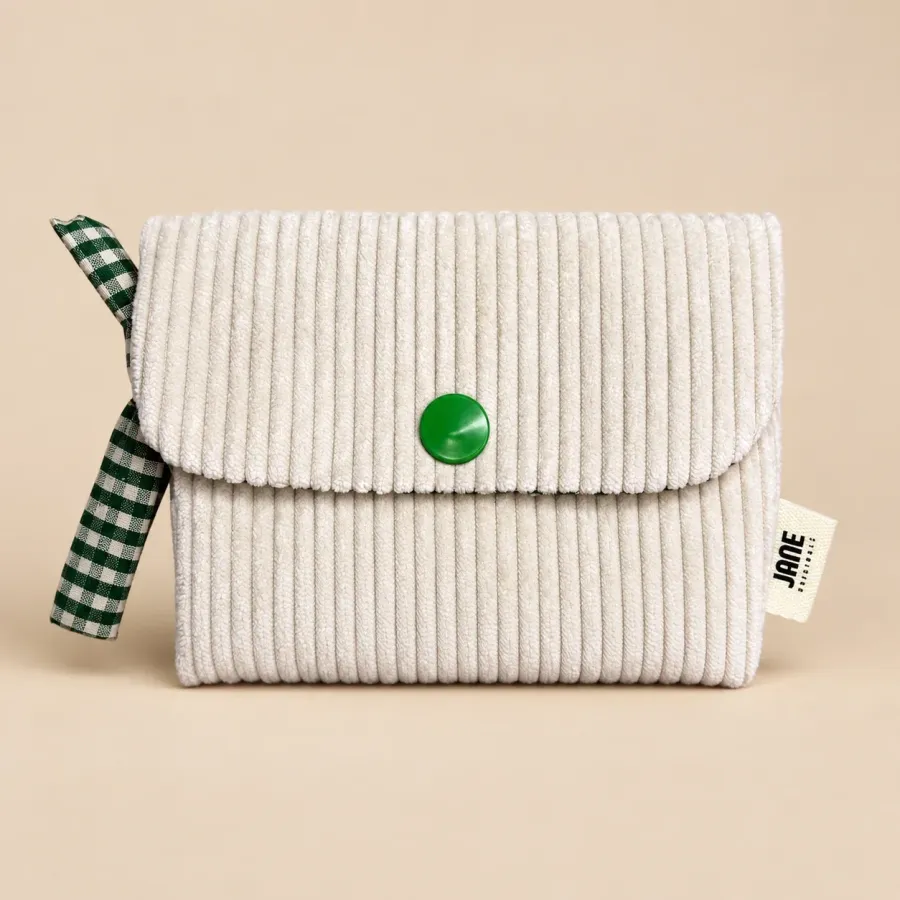 Pochette porte-cartes en velours côtelé écru, bouton pression vert, tirette nouée en vichy vert et écru