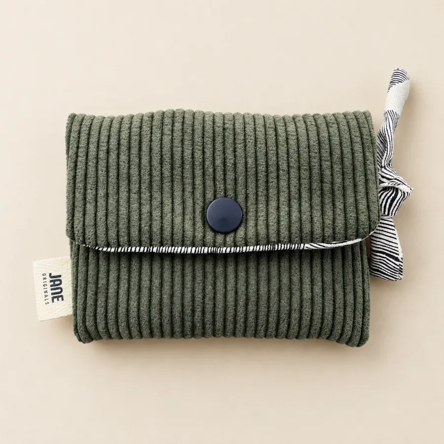 Pochette porte-cartes en velours côtelé kaki, bouton pression bleu marine, tirette nouée en tissu noir et blanc