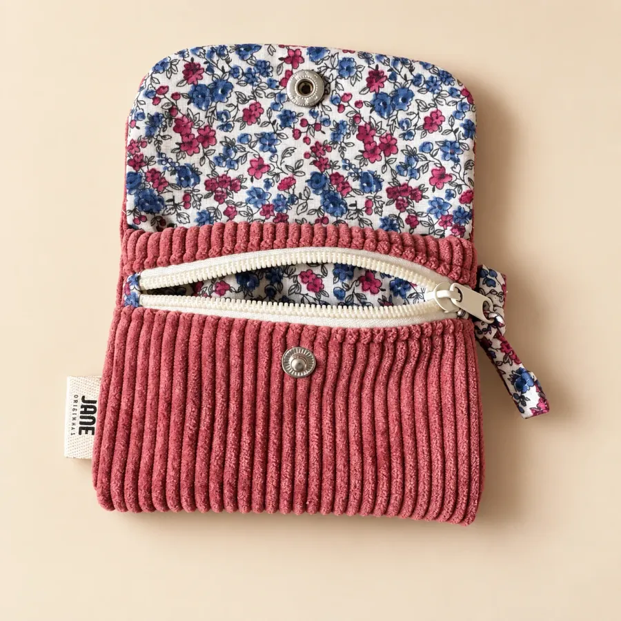 Poche zippée du porte-cartes ouverte sur la doublure fleurie