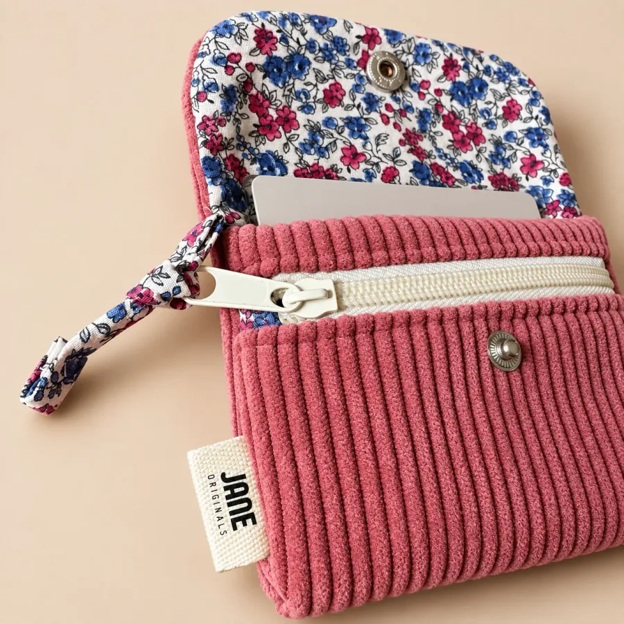 Détail du porte-cartes rose des bois, poche zippée écrue et étiquette Jane Originals