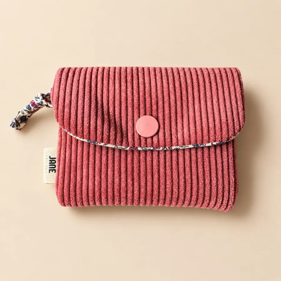 Pochette porte-cartes en velours côtelé rose des bois fermée par un bouton pression rose, tirette en tissu fleuri