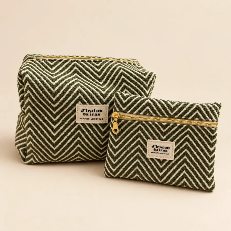 La pochette et la trousse chevrons kaki côte à côte, même tissu et même étiquette J’irai où tu iras