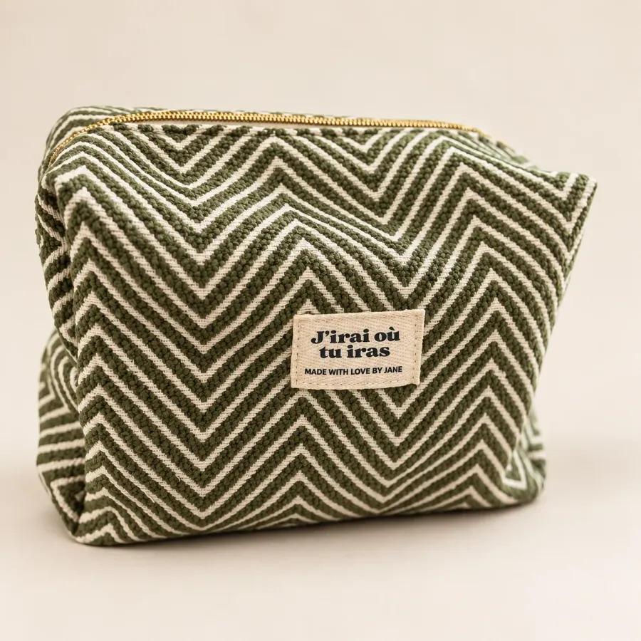 Trousse à fond plat en tissu tissé à chevrons kaki et écru, fermeture dorée, étiquette J’irai où tu iras