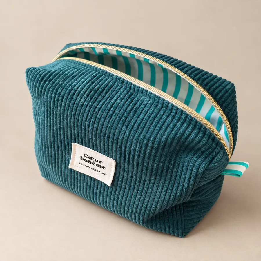 Trousse bleu canard grande ouverte sur sa doublure à rayures turquoise, étiquette Cœur bohème