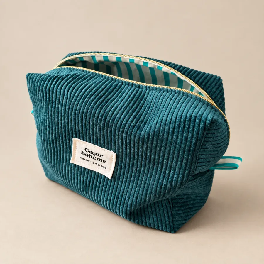 Trousse bleu canard vue de trois quarts, étiquette Cœur bohème