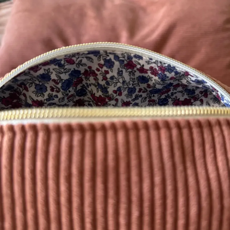 Gros plan sur la doublure à petites fleurs bleu marine et bordeaux