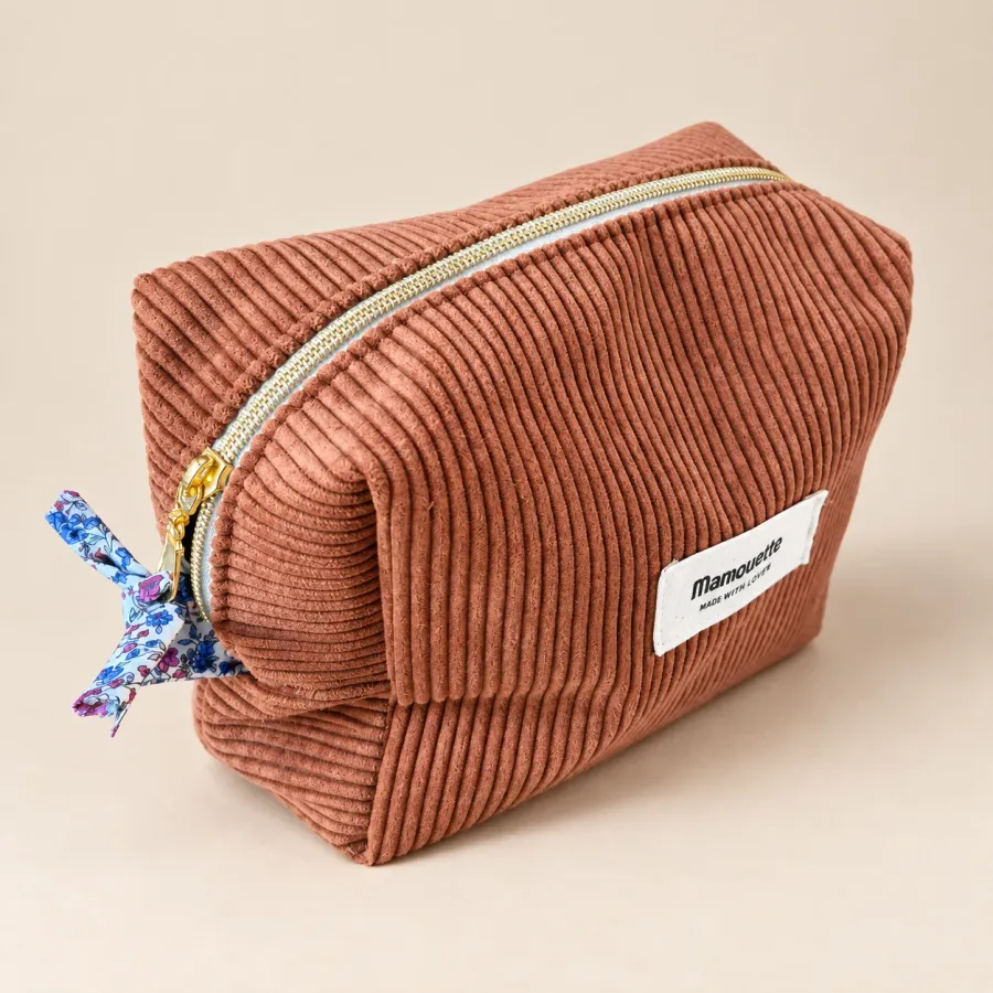 Trousse terracotta vue de trois quarts, fermeture dorée et tirette fleurie