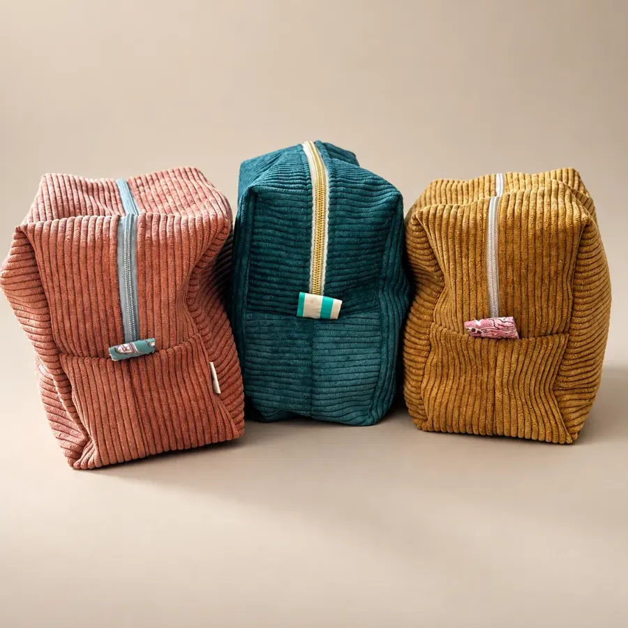 Trois trousses en velours terracotta, bleu canard et ocre